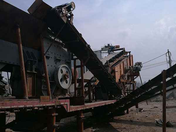 海南大型二手移动破碎机工作视频